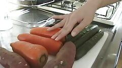 Gadis Jepang memasukkan wortel pada masturbasi vaginanya yang berbulu