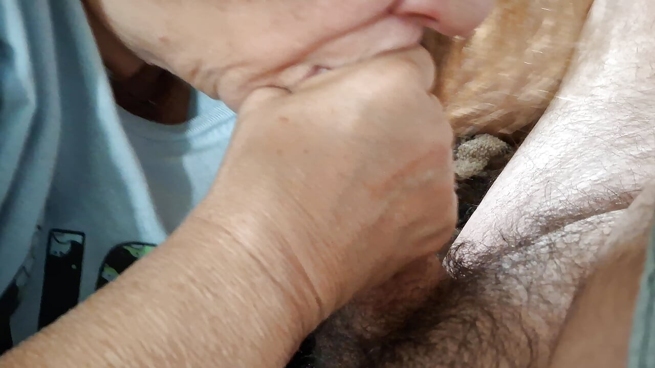 Meine freundin lutscht meinen schwanz und isst mein sperma, nachdem sie ihre füße auf meinem schwanz gerieben hat
