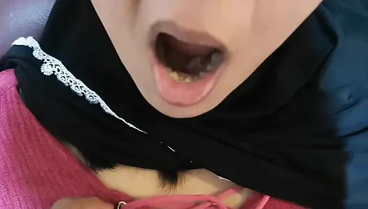 Сводная сестра вернулась снаружи, прежде чем ее втащили снова поработать.