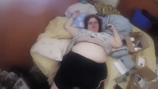 İri güzel kadın amıyla oynuyor ve ateşli ıslak yarak emiyor!