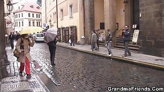 Dois amigos pegam a vovó velha na rua