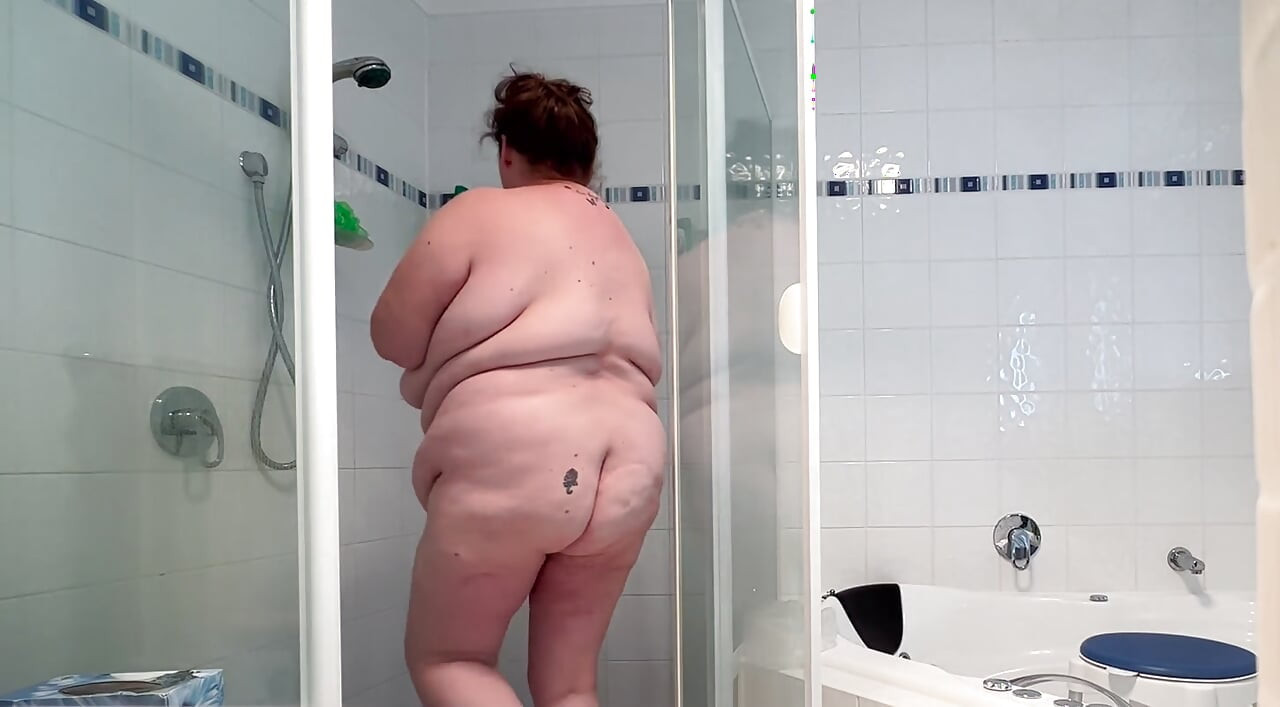 Žena drolja pod tušem