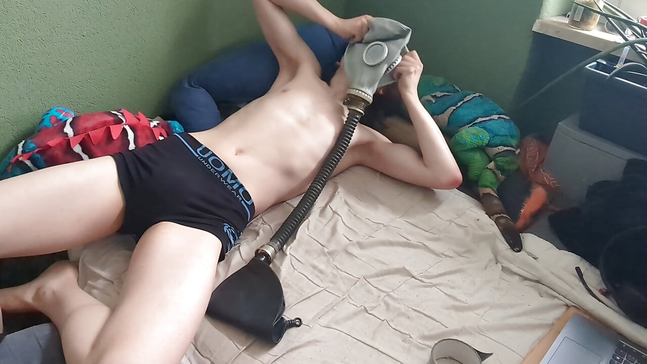 戴呼吸器，挣扎呻吟