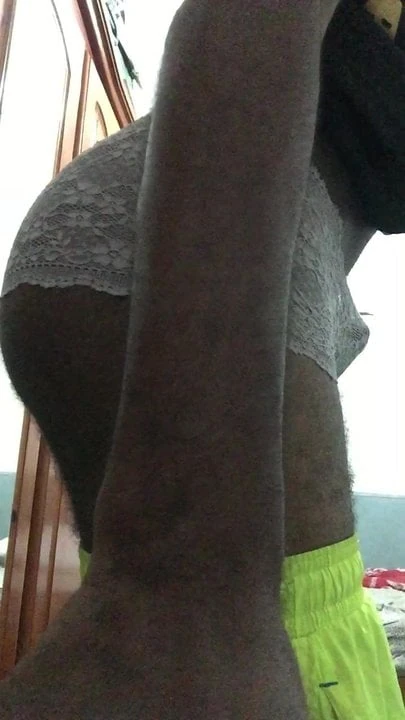 Grosse bite sur le boxer de ma Soeur