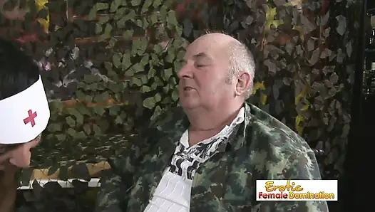 Grampa in einem rollstuhl darf ein heißes schätzchen ficken