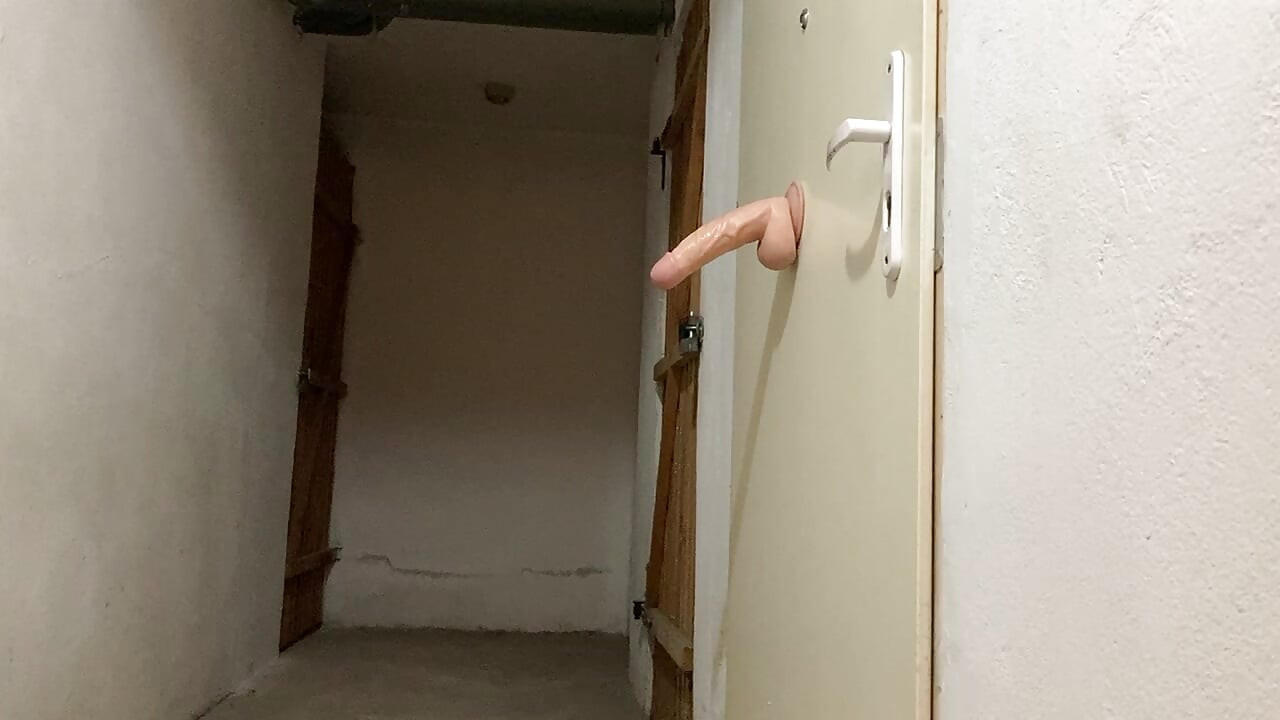 Crossdresser pronalazi dildo u podrumu