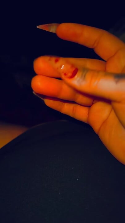 Femeie care se masturbează cu un sex toy