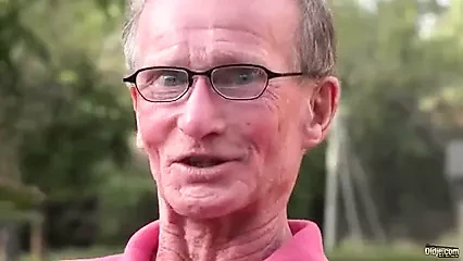 75岁的老人和20岁的年轻人！！美丽的肛交！！