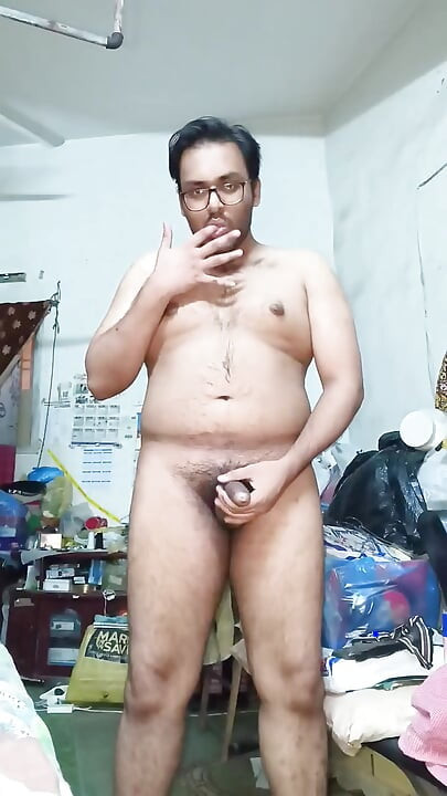 Abhishek sünnetsiz aletini gösteriyor