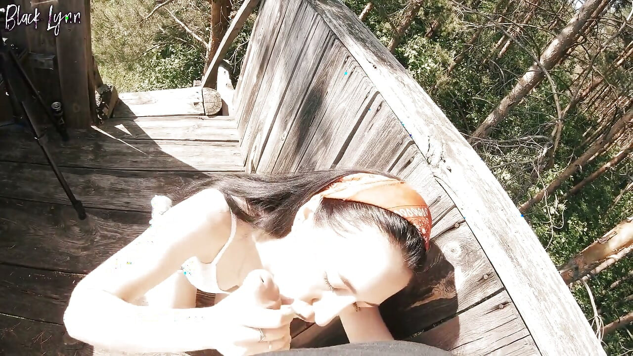 Kouření se proměnilo v šukání do obličeje a výstřik do krku na věž u lesa - sexy brunetka dusila mrdku