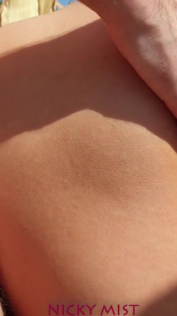 Συγκλονιστική στιγμή από το "He cums in my panties in a cornfield"