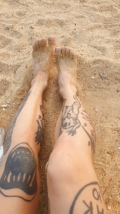 Schau Dir Meine Zehen in Crocs Am Strand an