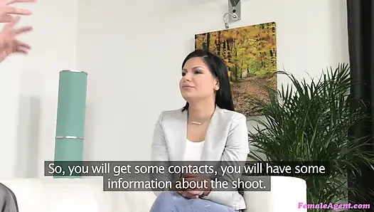 Fake Agent - die beeindruckenden Blowjob-Talente des neuen modells werden auf die ultimative probe gestellt