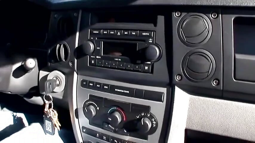 สาวที่มีใจดูดควยแข็งในรถ