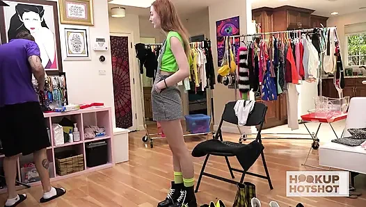 За кулисами - жадная до спермы Меган Уиверс умоляет, чтобы ее трахнул случайный мужик!