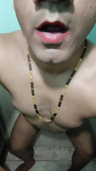 Crossdresser dalam suasana hati terangsang membutuhkan kontol hitam