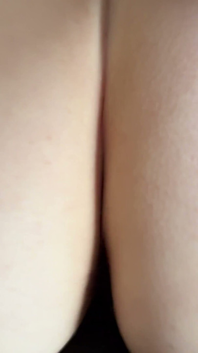 Real amateur homemade girlfriend rides boyfriend with wet creamy pussy while playing on the phone with creampie ending close up | Clip 1