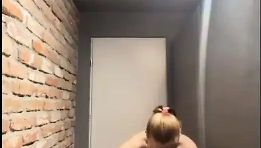 Büyük yarakla amcığını sikiyor yakın çekim