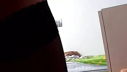 Güneş gözlüklü amatör esmer orta yaşlı seksi kadın sikiliyor ve filme alıyor