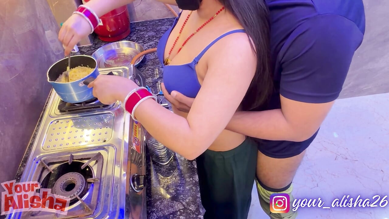 أليشا بهابي تتناك أثناء الطهي قدم سامي سينز