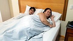 Madrastra visita cama del hijastro y se lo monta galopea