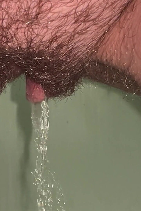 Teen Pees Beautifully