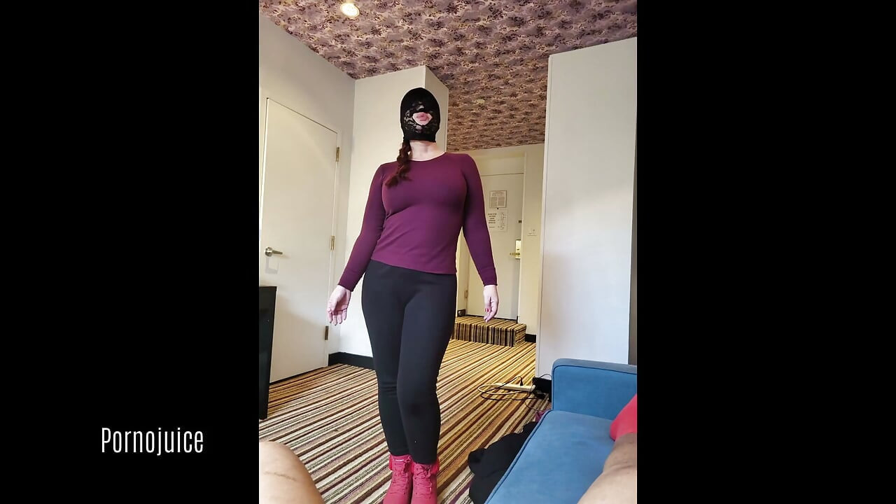 Maskierte latina-sub-MILF unterwirft sich großer schwarzer domina mit kathalina colombiana
