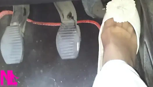 Накачка педали и вождение по шоссе в мягких изношенных квартир и нейлоновых носках