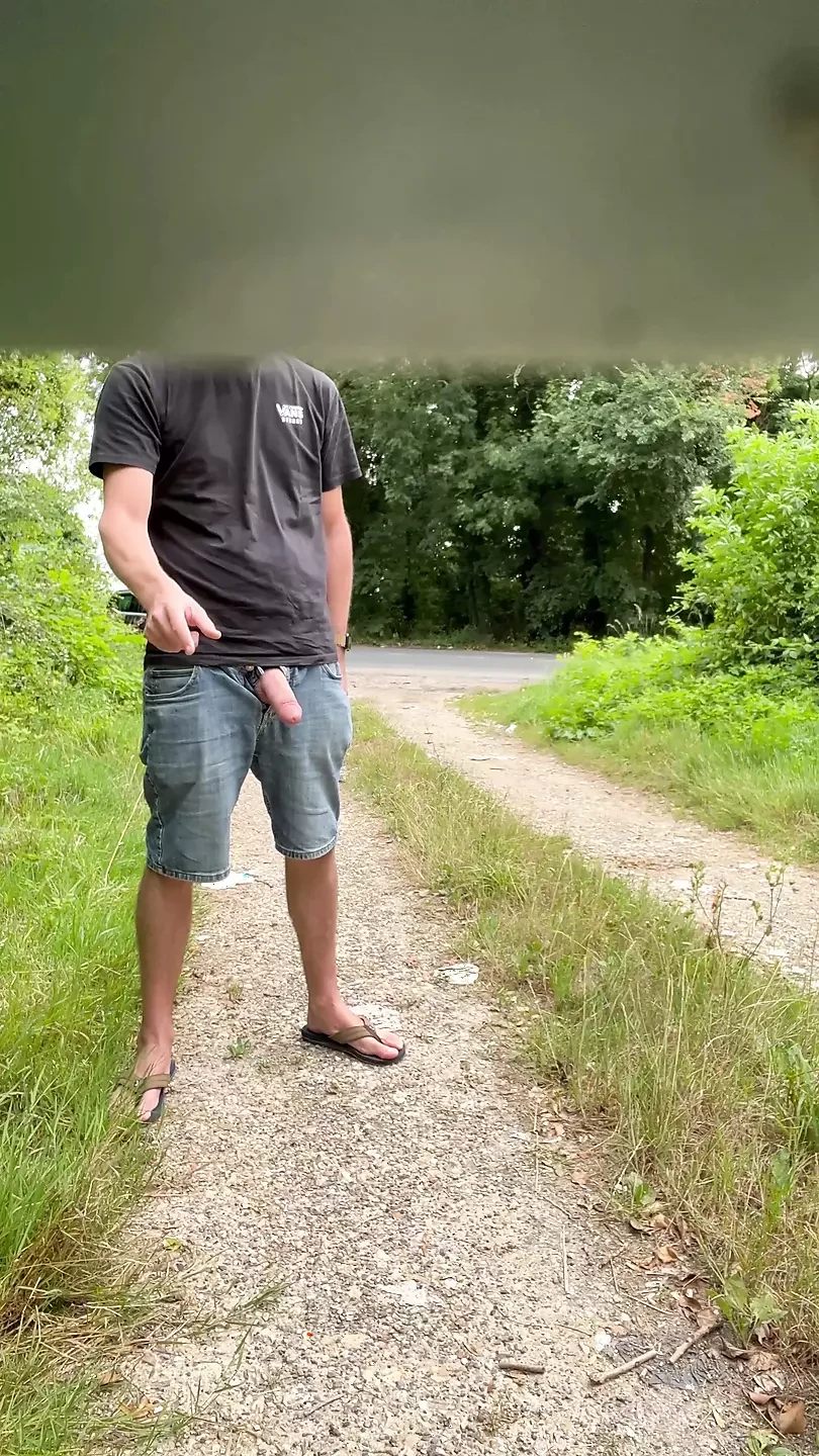 BeENJoY - Jerking off a big cock in the car in traffic in the middle of people looking at me