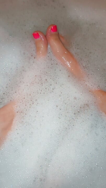 Slut in her bath