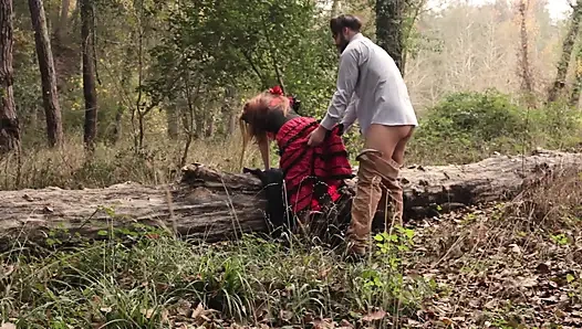 Polka Dot Rock Schätzchen Wird Im Wald Hart Gefickt