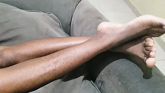 Eine frau mit vielen schönen schamhaaren zwischen ihren beinen liegt auf ihrem Sofa und wartet, mit ihr liebe gemacht zu werden