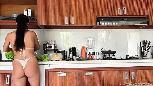 Горячая мамочка в бикини разбудила меня особым завтраком в видео от первого лица