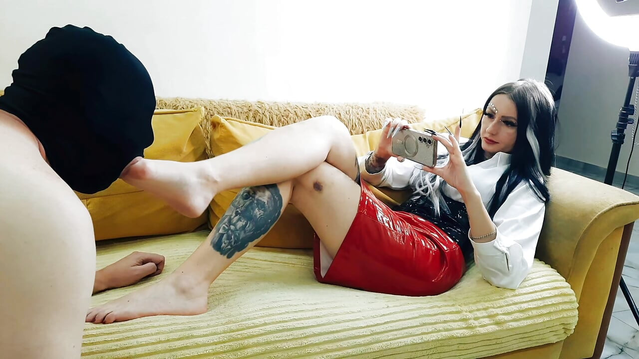 Fetiš rob obožava stopala Dominatrix Nike. Ljubljenje cipela, lizanje stopala, sisanje prstiju.