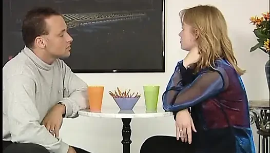 Seksi sarışın canavar bir yarağı emiyor ve sonra tıraşlı amına sokuyor
