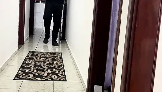 İş arkadaşları şirket koridorunda seks yapıyor.