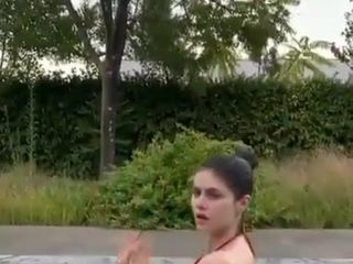 Alexandra Daddario, piscină fierbinte în aer liber