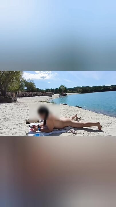 Quase apanhada nua na praia.