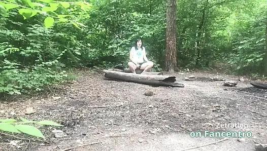 Она ублажает свою киску сладкой милфы-брюнетки в лесу, и я тайно наблюдаю за ней!