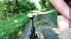 Napalona podczas jazdy na rowerze w rajstopach