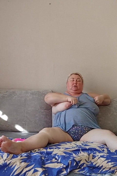 A buceta peluda da vizinha anseia por um grande pau duro