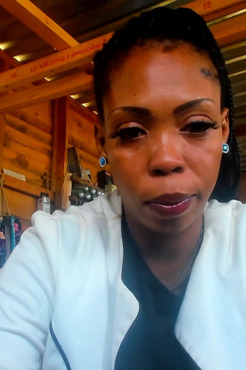 大屁股角色扮演經理面試潛在員工，讓他在倒計時時打手槍並射精以獲得位置！