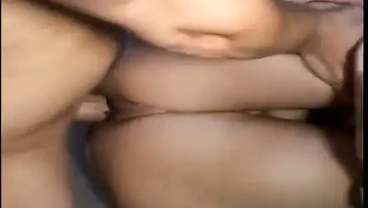 Blonde milf bekommt hardcore-muschi-fick auf dem sofa mit dem fetten schwanz eines hengstes