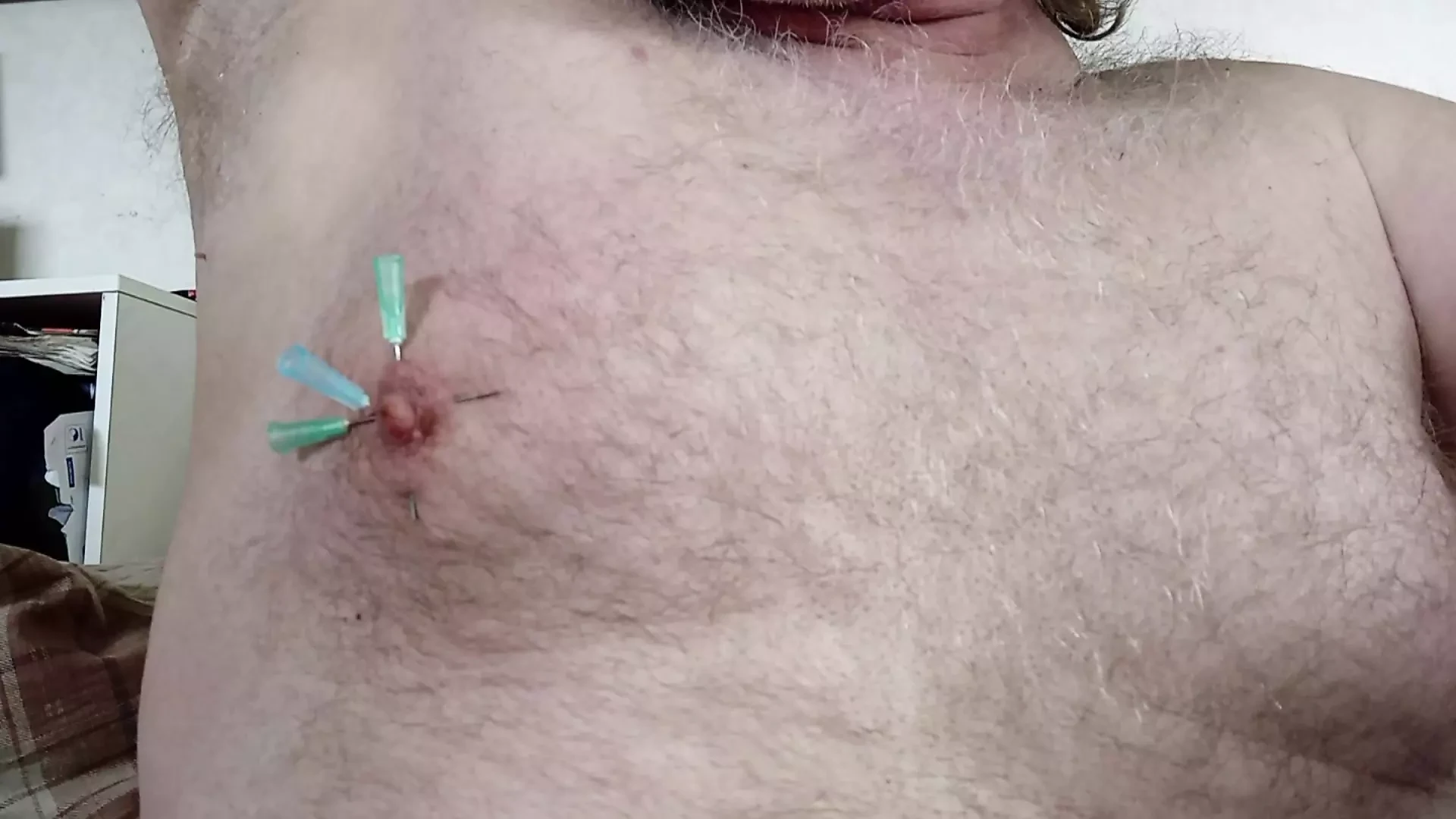 Naald in mijn tepels. Nippel aan zak. Borst plagen