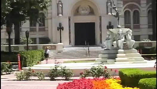Cewek seksi yang lagi asik nyepong kontol di memek dan pantatnya di seks threesome fmm sampai dicrot di dalam