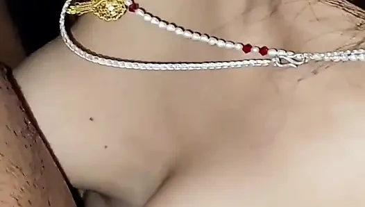 Seksi ateşli evli kadın küçük yaraklı boğa tarafından birden fazla pozisyonda sikişiyor ve çoklu orgazm oluyor