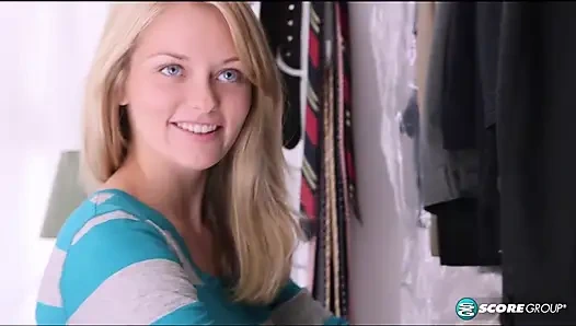 Mavi gözlü güzel Alli Rae sıkı deliklerini dolduruyor