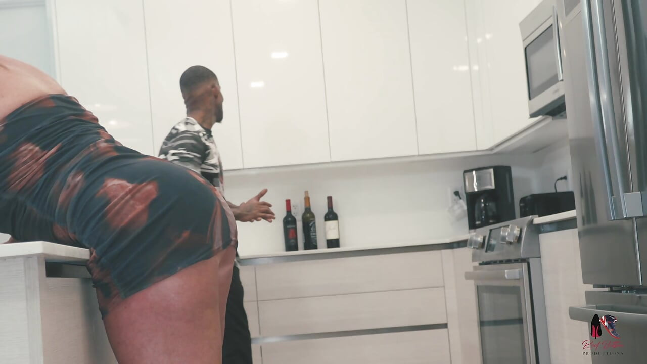 Rabuda Puta Namorada Leva Pau Por Toda a Cozinha