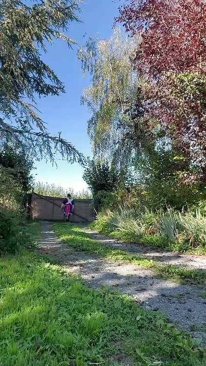 A kertész ruháiban, miután végigpisiltem magam, egy kis séta a felhajtón