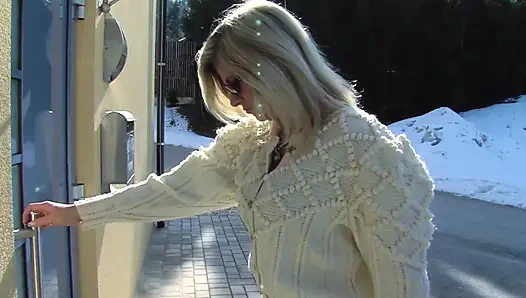 Sarışın lezbolar birbirlerini yalıyor ve sonra uzun dildolarla sikişiyor